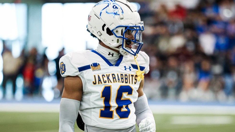 Noah St-Juste: son propre nom en FCS avec South&nbsp;Dakota